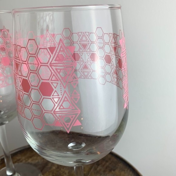 RARE~Set of 2 Vintage Retro 1980s Clear Wine Glasses w/Pink Geometric Design~EUC - Picture 3 of 7